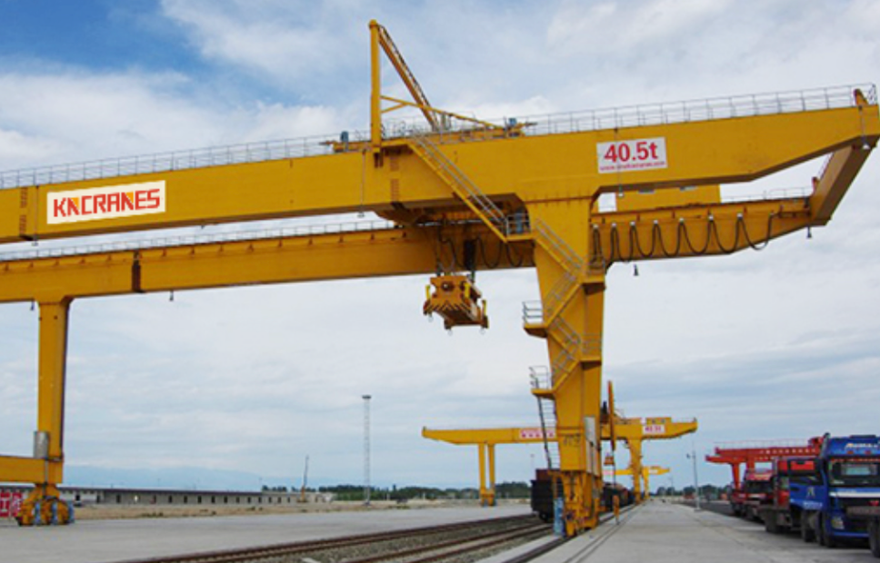 Кран козловой контейнерный