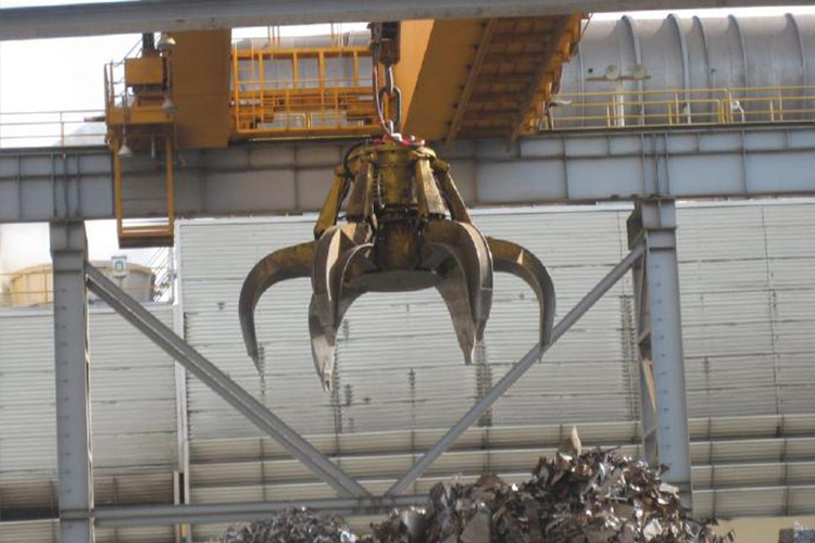 Кран с траверсой для ковша